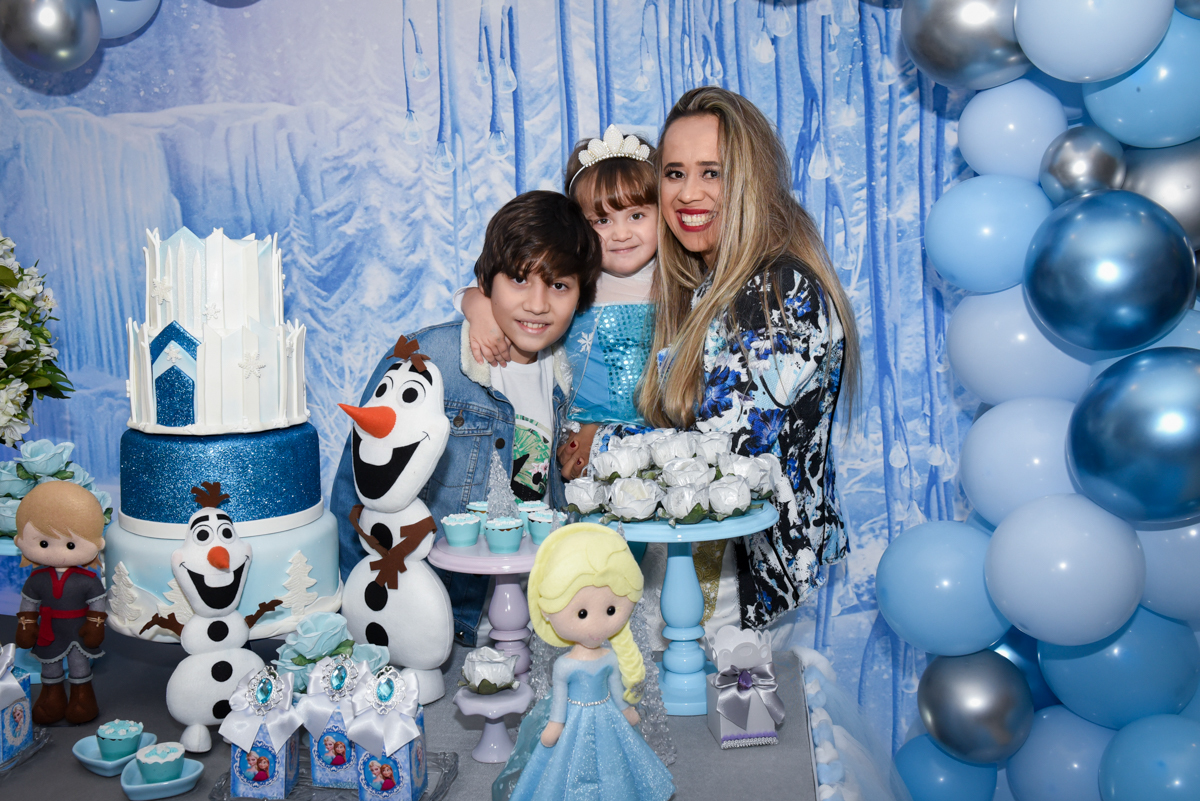 foto de família na mesa temática