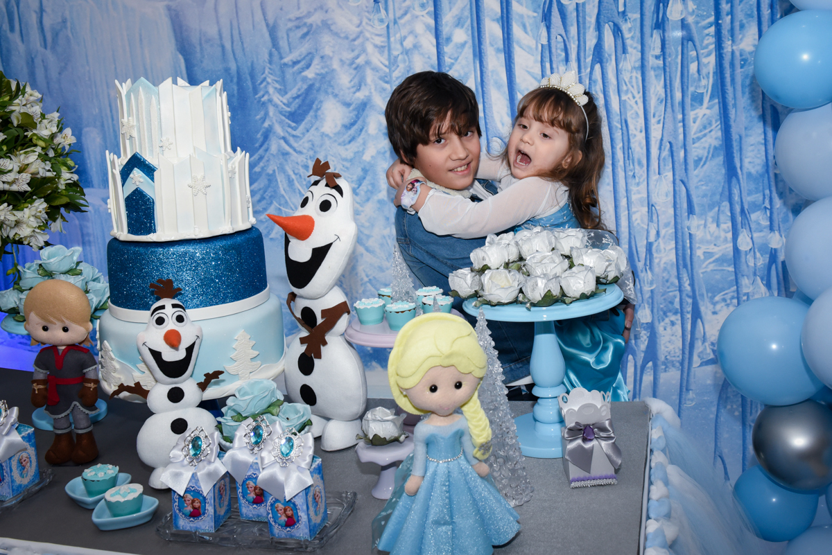 bagunça divertida com o irmão