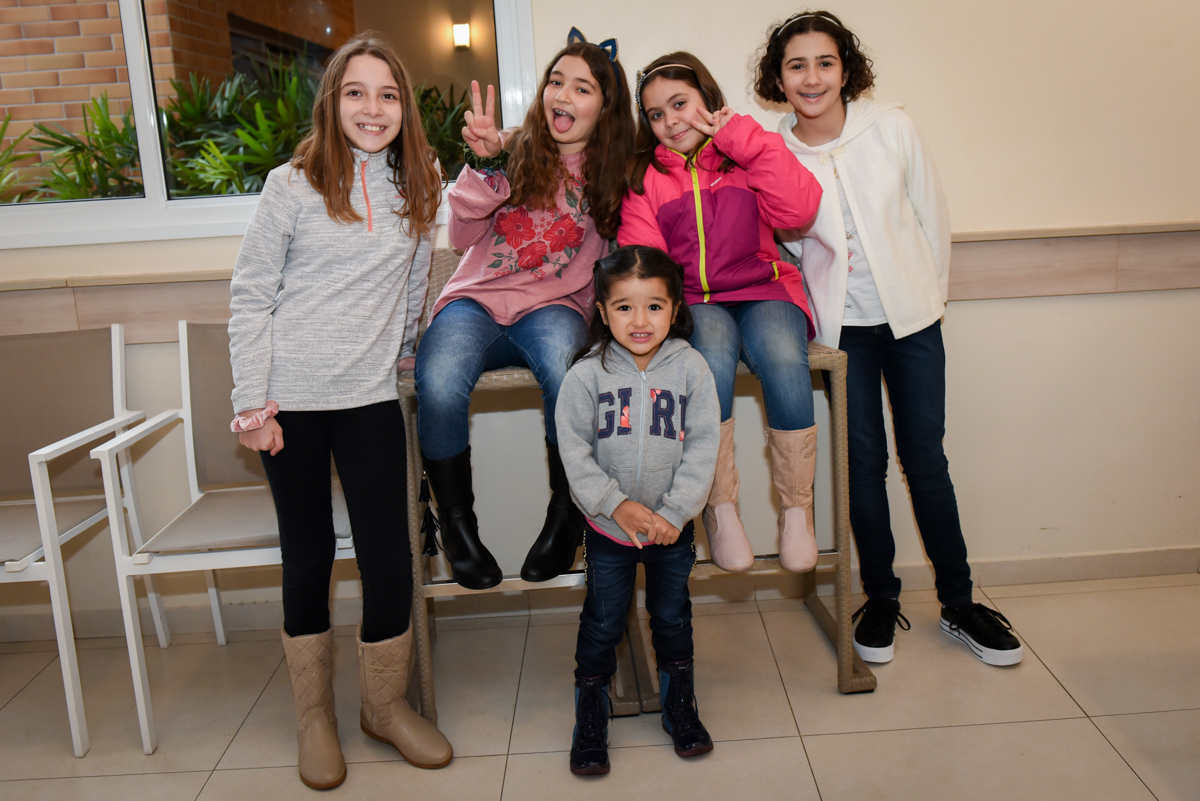 os amigos juntam para a foto