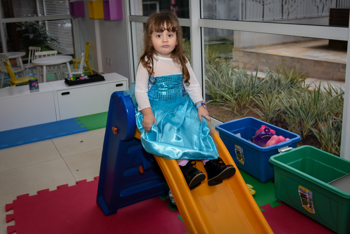 curtindo o escorregador da área baby