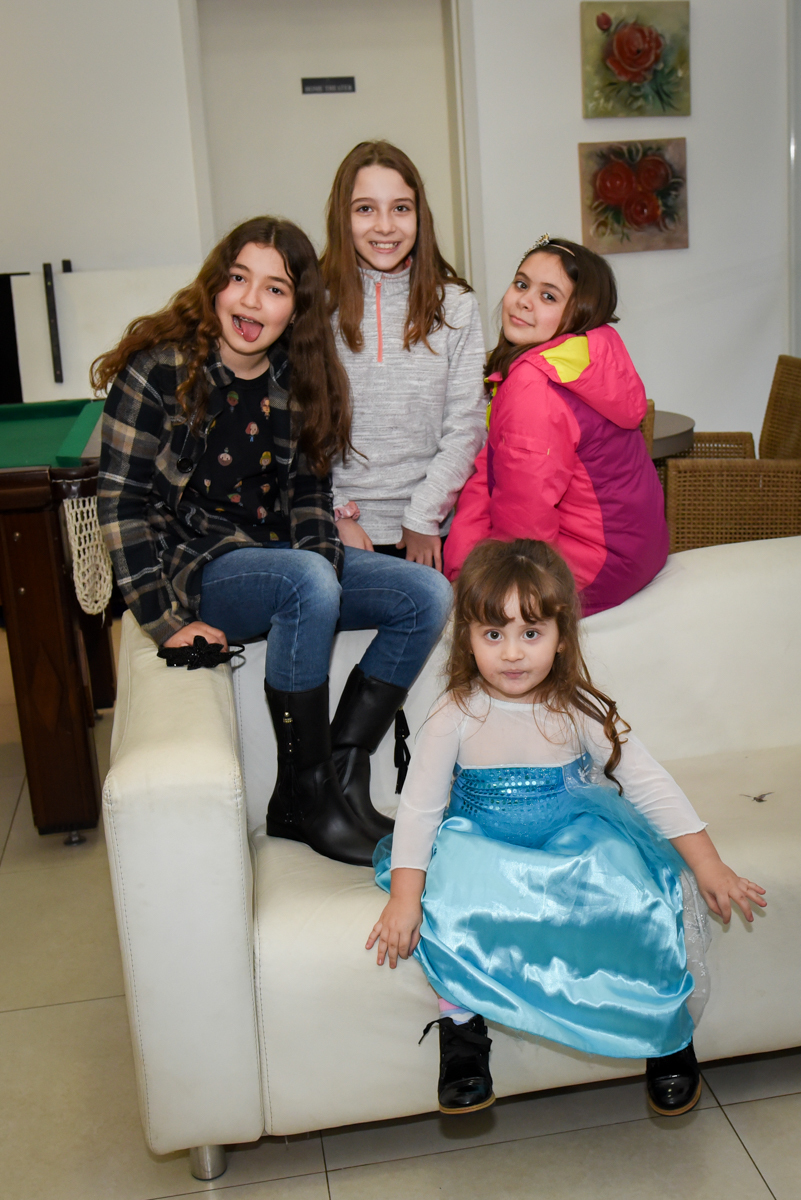 brincando com os amigos em sua festa