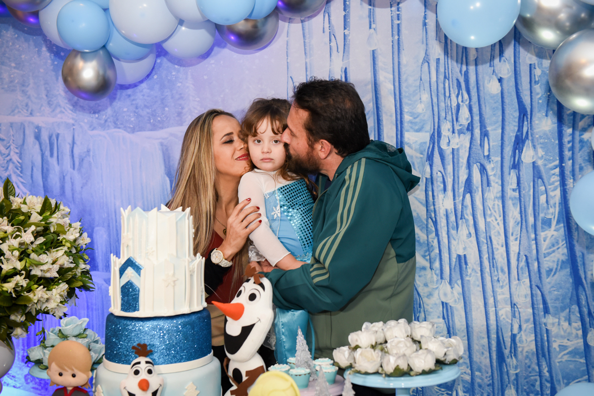 beijo sanduiche na aniversariante