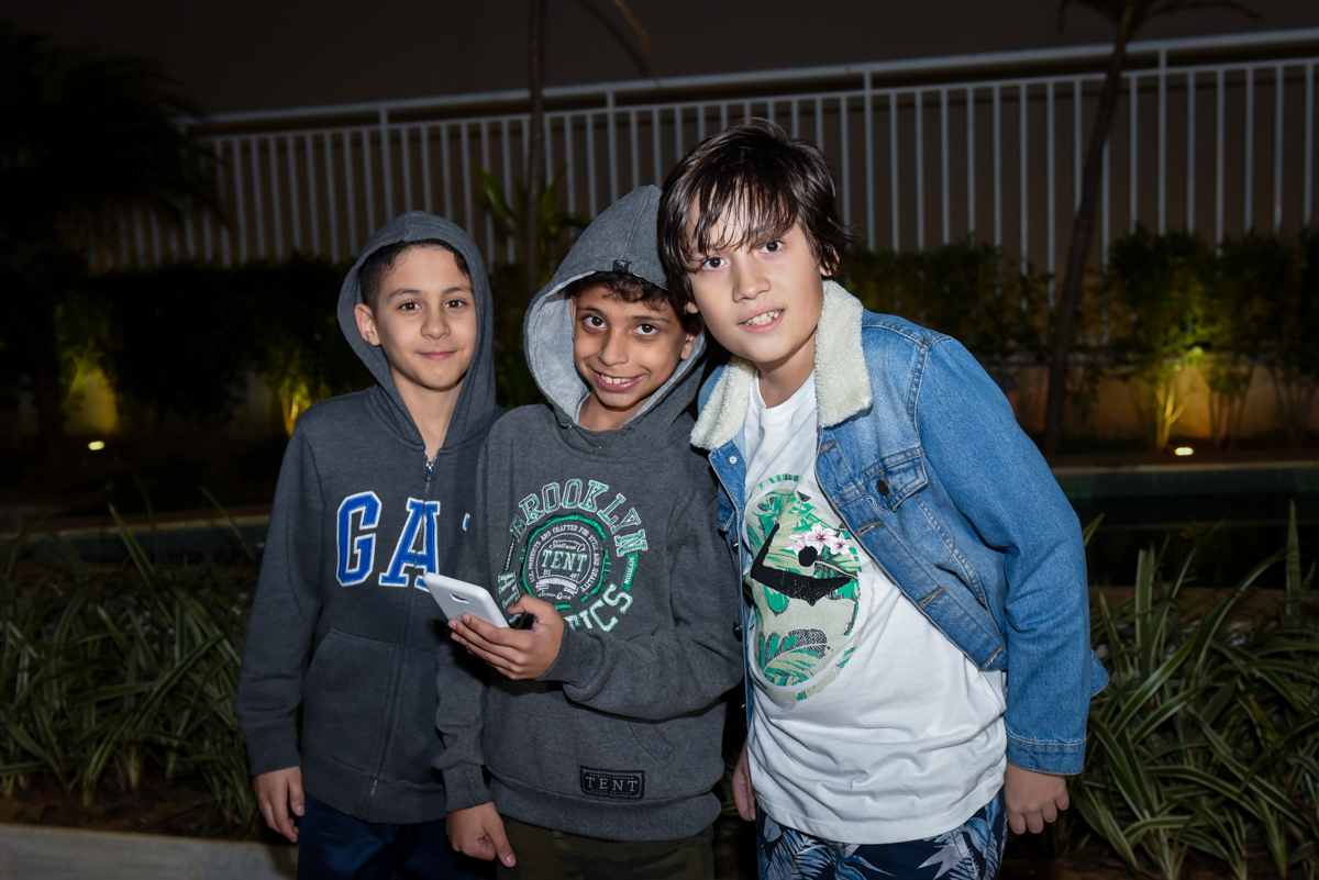 os amigos juntos para fazer uma foto