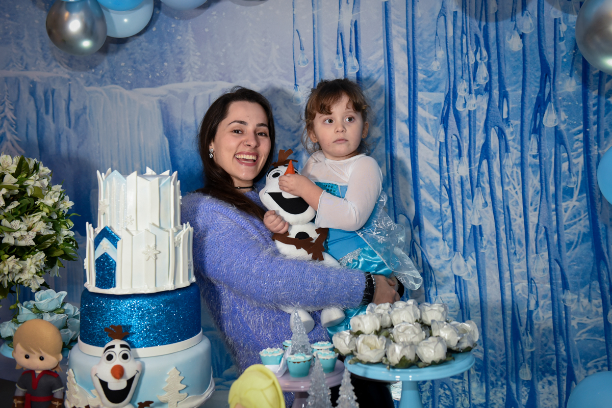 a tia brinca muito com a aniversariante