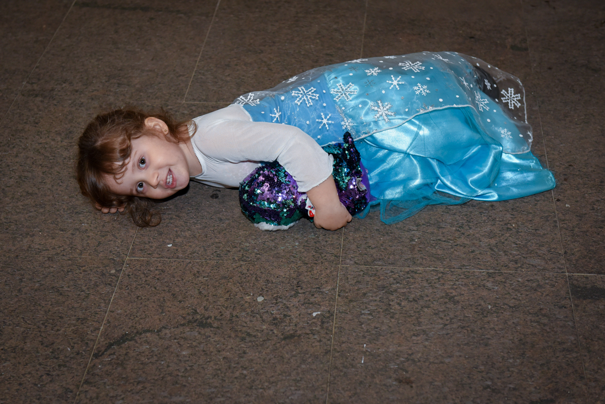 divertindo caindo pelo chão