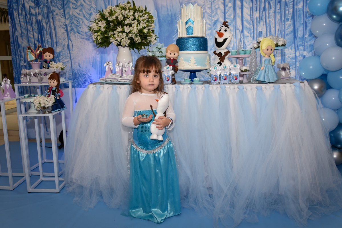 fotografia da aniversariante na mesa temática