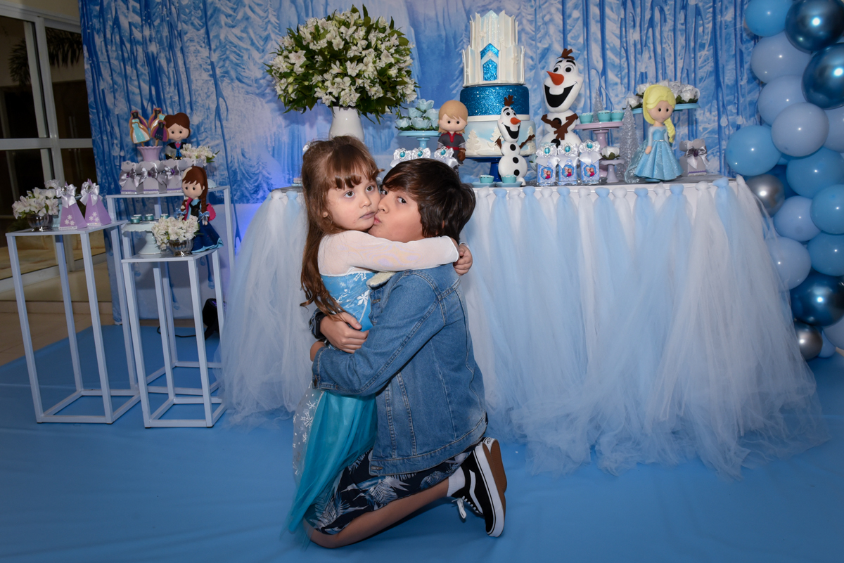 abraço gostoso do irmão