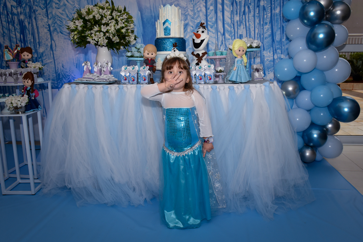 dançando a música da elsa