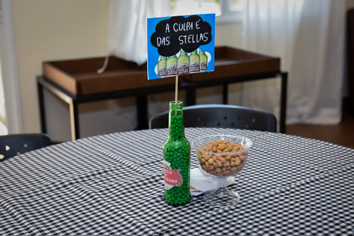 mesa decorada com o tema comida de boteco