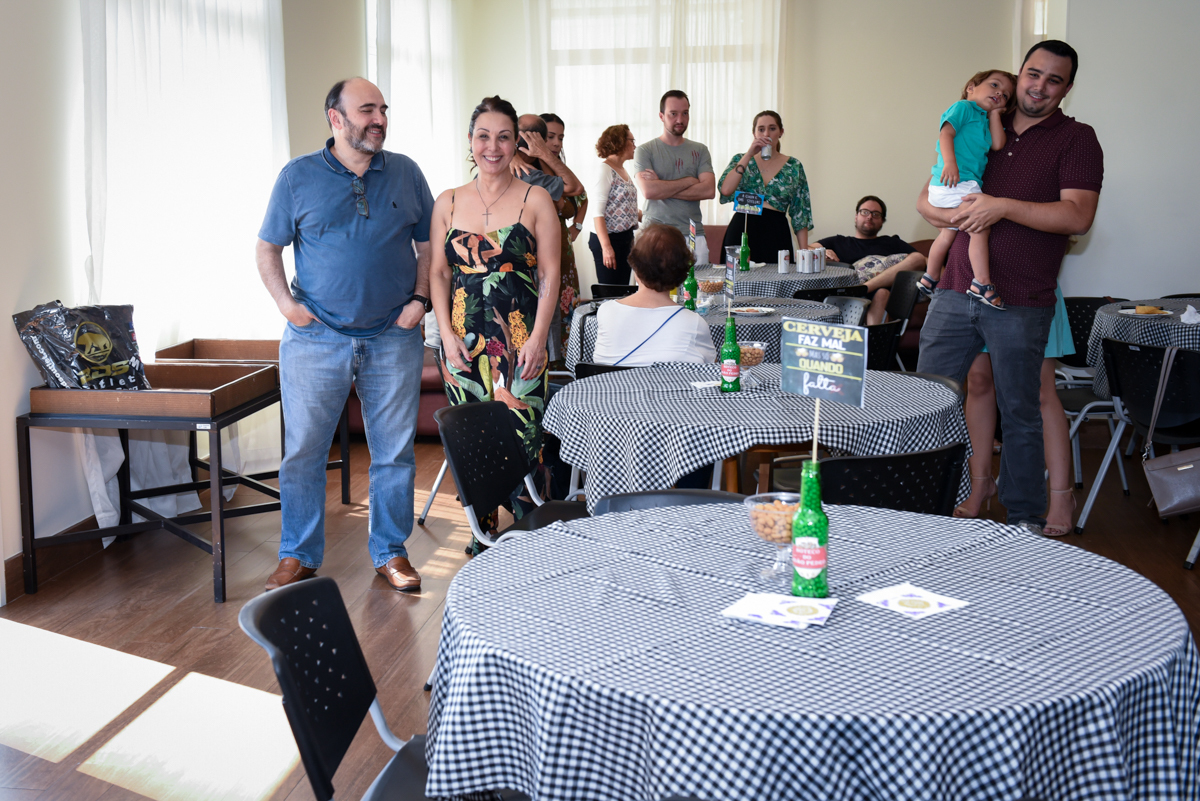 os convidados aguardam a chegada do aniversariante