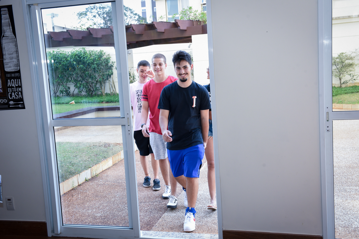 o aniversariante chega em sua festa
