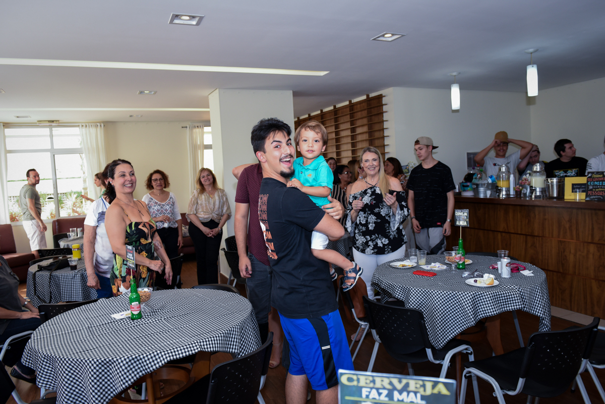 aniversariante sendo recepcionado pelo sobrinho