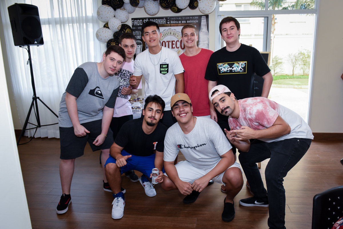 foto com os amigos queridoa
