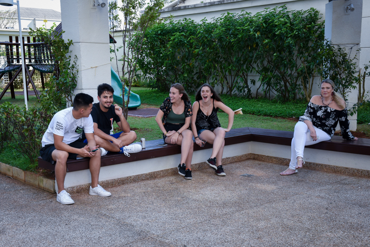 amigos reunidos no condomínio