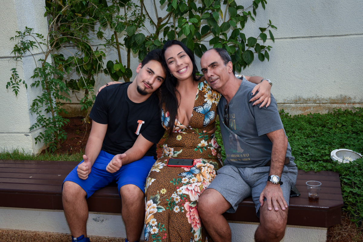 carinho da família em seu aniversário