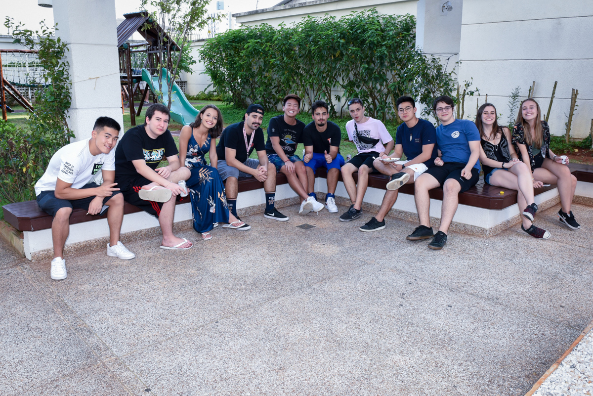 amigos reunem para fazer a foto