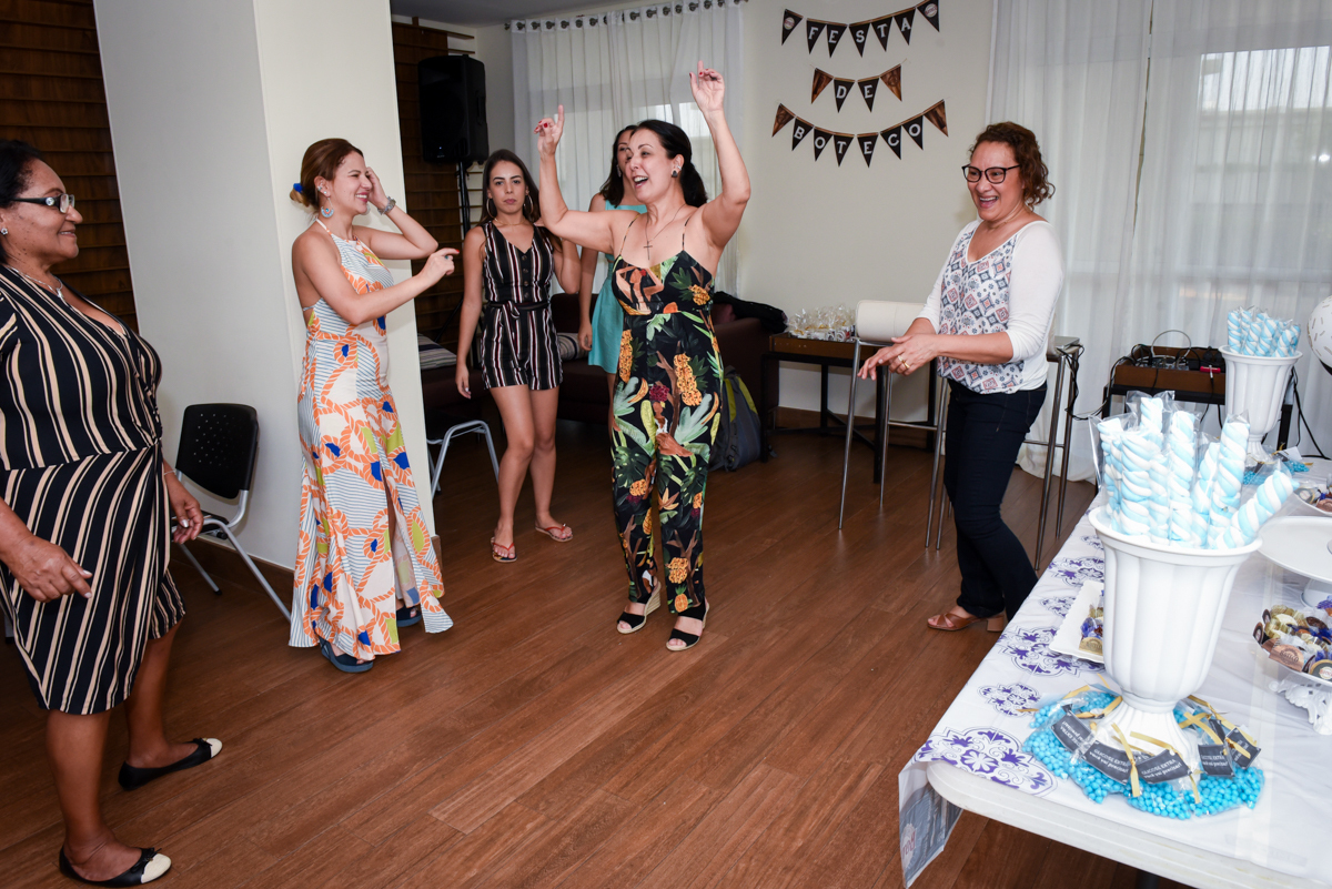 muita alegria no salão da festa