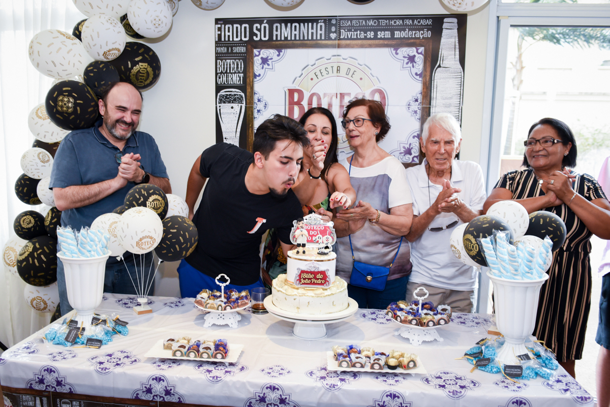 soprando a vela do bolo