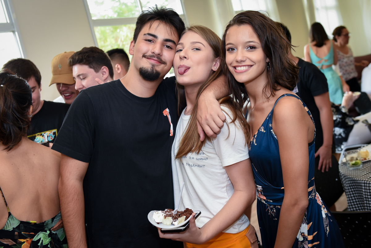 o primeiro pedaço de bolo vai para a amiga