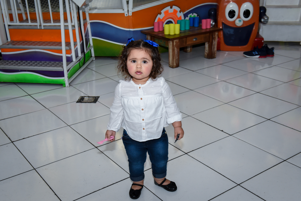 a amiguinha passeia no salão de festa