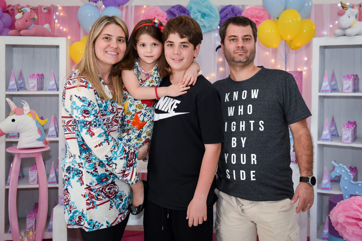 fotografia da familia na mesa temática