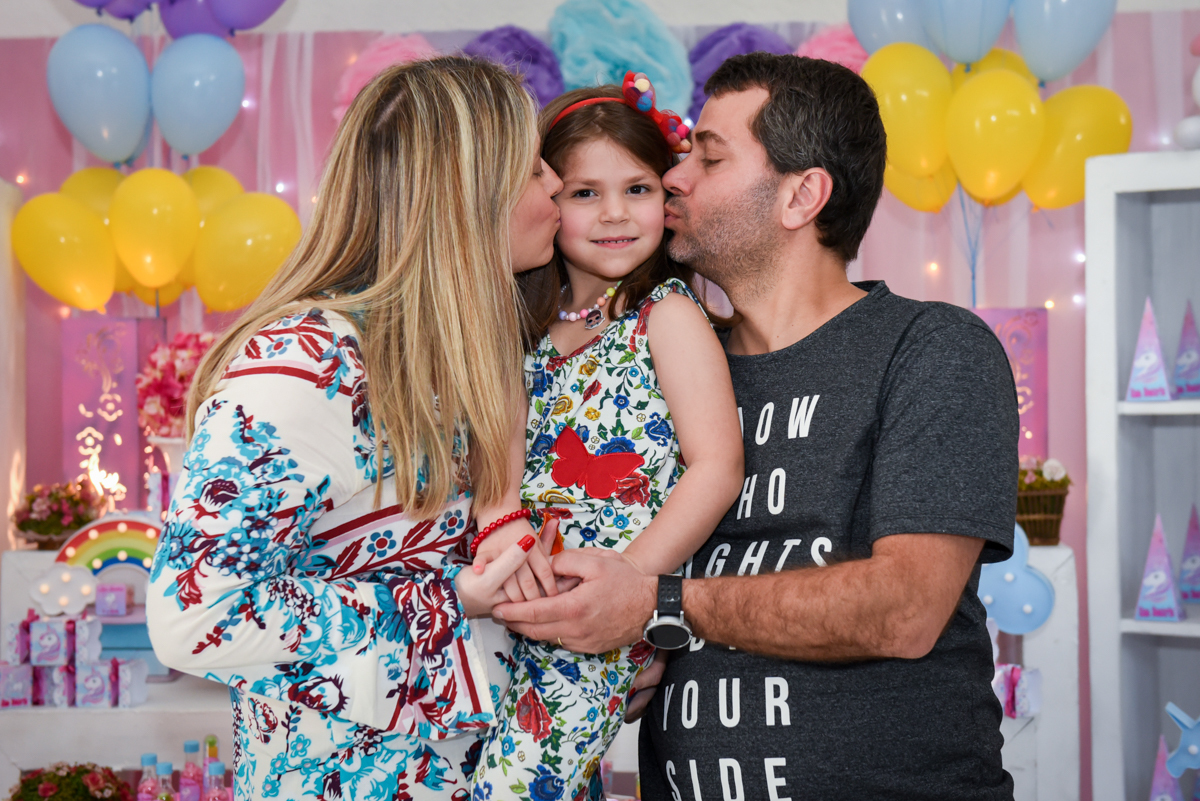 beijo sanduiche na aniversariante