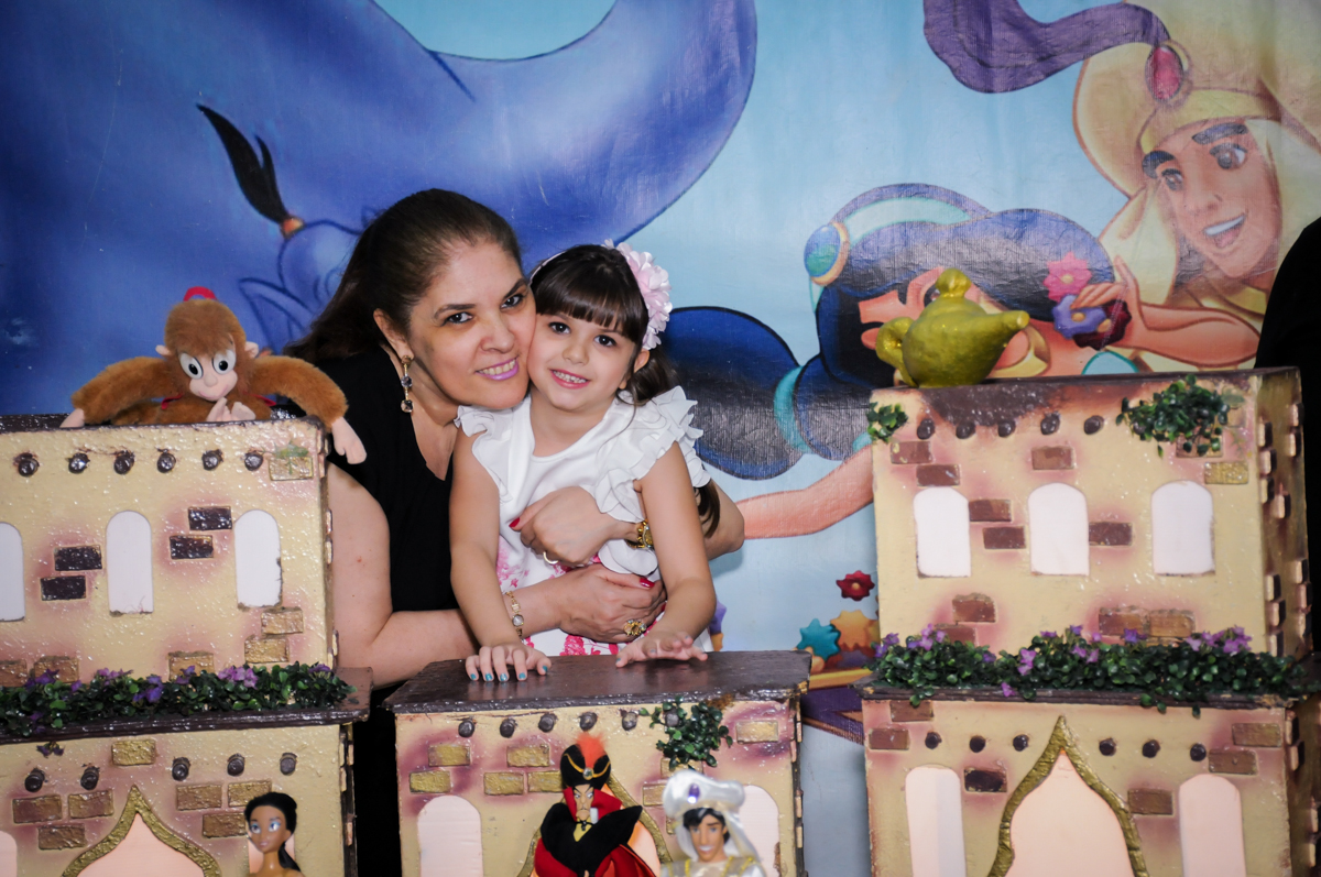 mamãe e aniversariante em frente da mesa tema alladim  no Buffet Infantil Ra Tim Boom, Saude, São Paulo