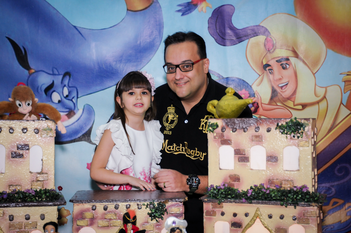 aniversariante com o paii em frente a mesa tema  alladim Buffet Infantil Ra Tim Boom, Saude, São Paulo