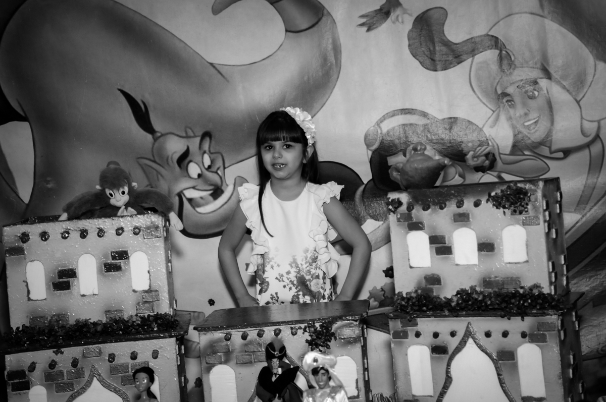 aniversariante em frente a mesa tema Buffet Infantil Ra Tim Boom, Saude, São Paulo