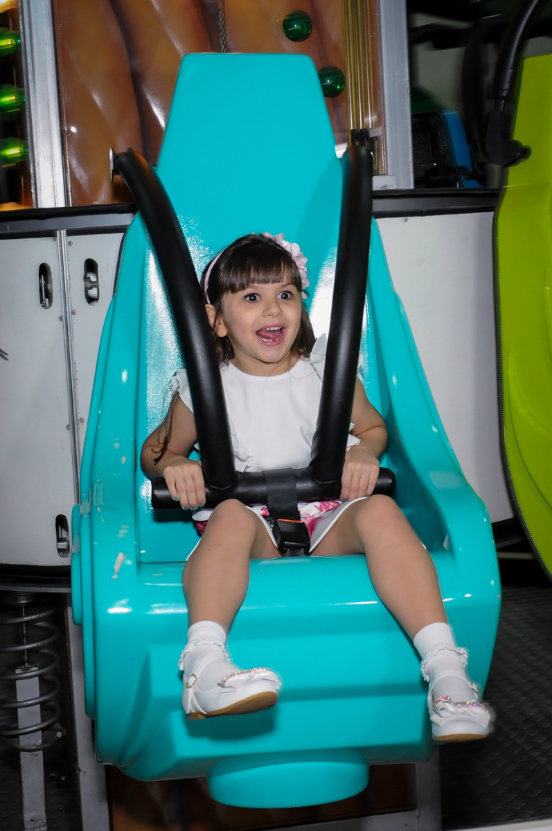 aniversariante no brinquedo espacial no Buffet Infantil Ra Tim Boom, Saude, São Paulo