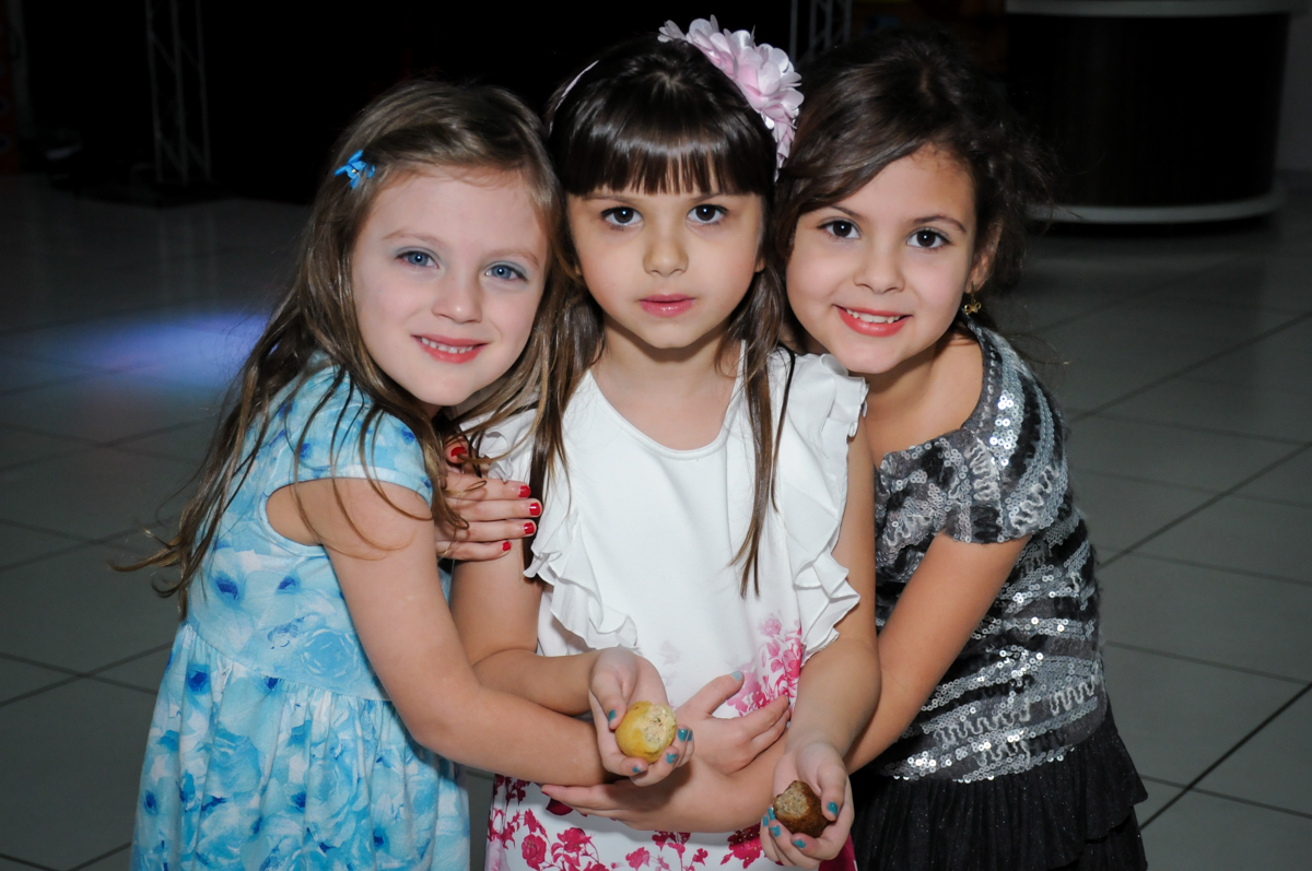 foto da aniversariante com as amigas no Buffet Infantil Ra Tim Boom, Saude, São Paulo