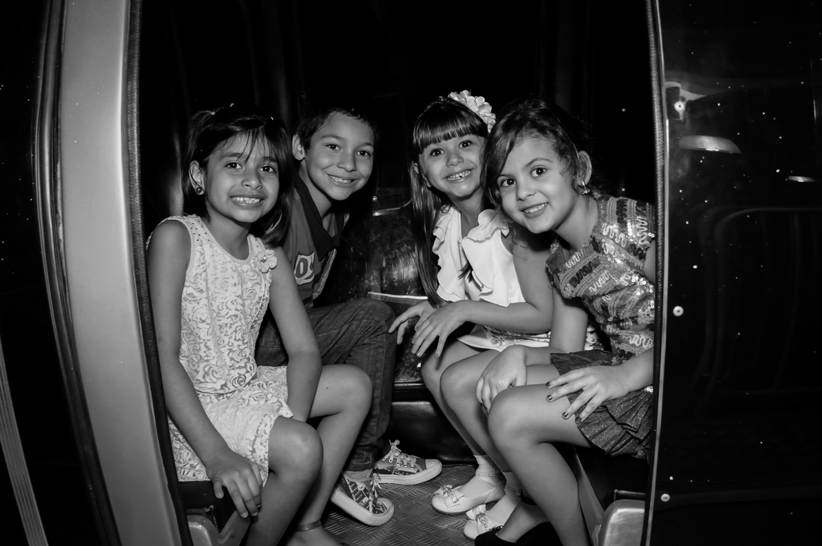 aniversariante e anigas no trenzinho no Buffet Infantil Ra Tim Boom, Saude, São Paulo