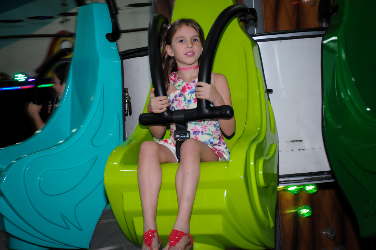 amiguinha no brinquedo elevador no Buffet Infantil Ra Tim Boom, Saude, São Paulo