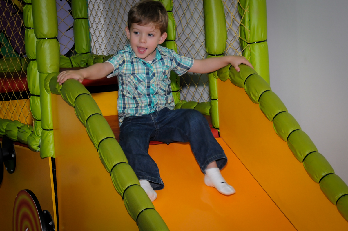 convidado no escorregador no Buffet Infantil Ra Tim Boom, Saude, São Paulo