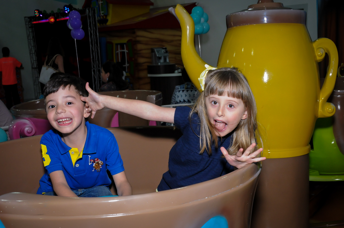 brincadeiras na xícara no Buffet Infantil Ra Tim Boom, Saude, São Paulo