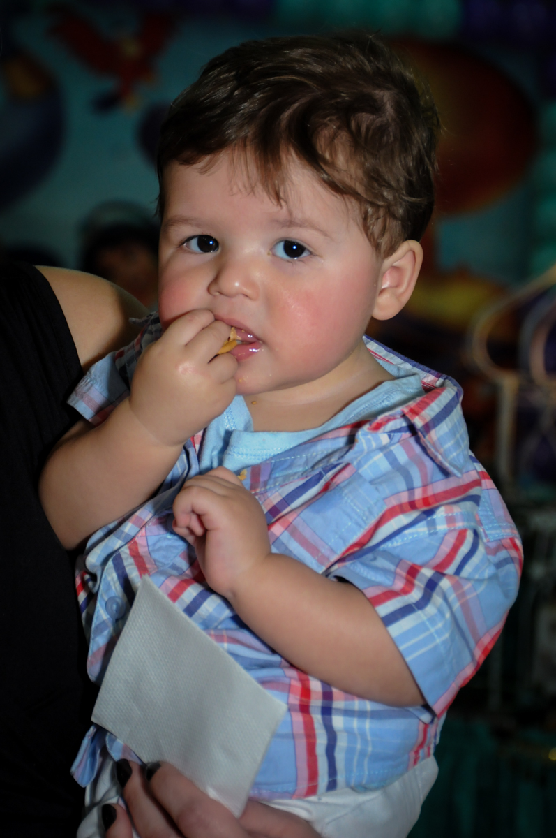 convidado comendo pipoca no Buffet Infantil Ra Tim Boom, Saude, São Paulo