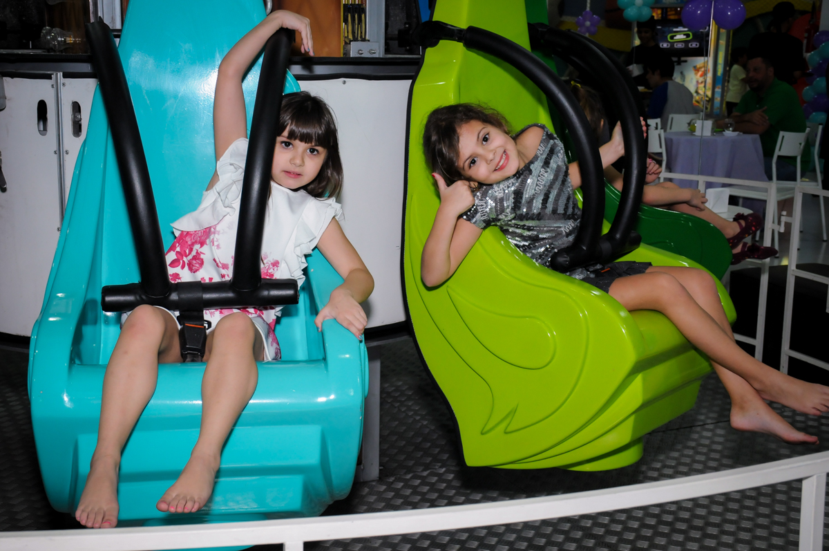 pose para foto no brinquedo elevador no Buffet Infantil Ra Tim Boom, Saude, São Paulo