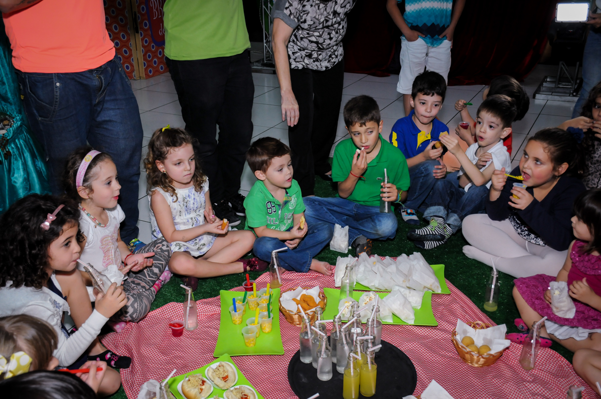 hora do lanche no Buffet Infantil Ra Tim Boom, Saude, São Paulo