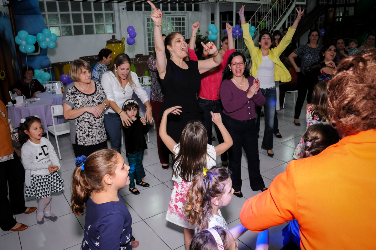 criançada e adulto no show no Buffet Infantil Ra Tim Boom, Saude, São Paulo