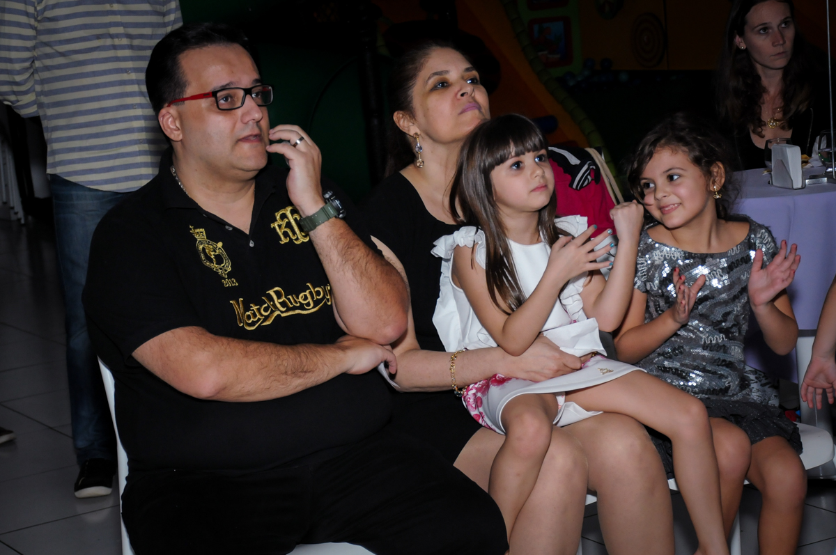 assistindo a retrospectiva no Buffet Infantil Ra Tim Boom, Saude, São Paulo