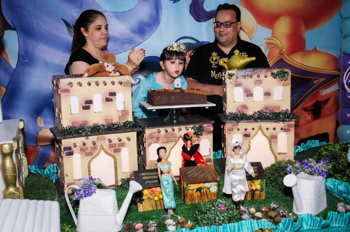 soprando a velinha do bolo no Buffet Infantil Ra Tim Boom, Saude, São Paulo