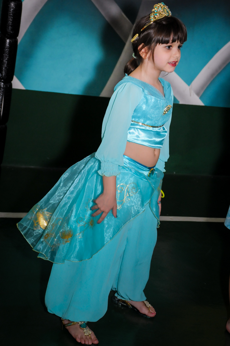 aniversariante vestida de odalisca no Buffet Infantil Ra Tim Boom, Saude, São Paulo