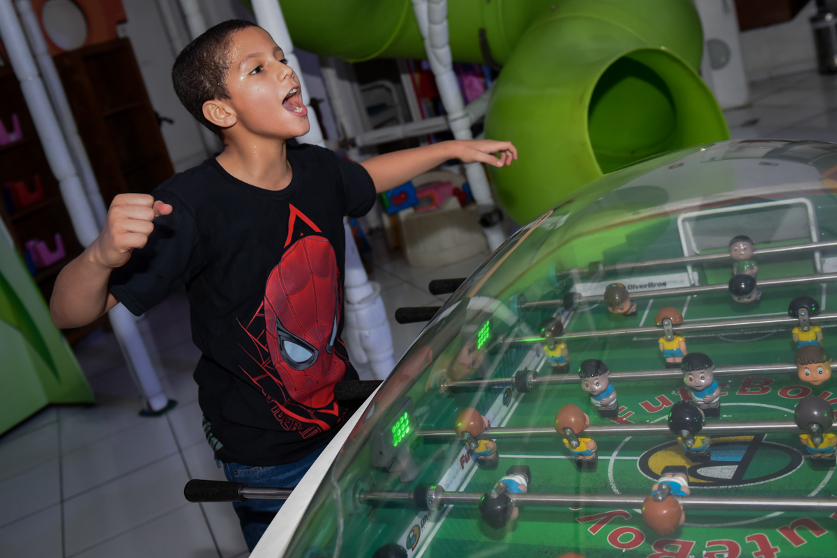 comemorando gol no jogo com o amigo