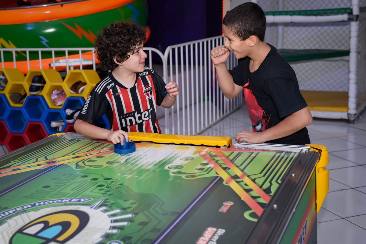disputa de futebol com o amigo