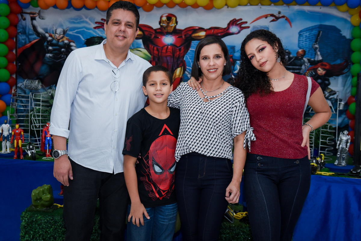 fotografia da família na mesa temática