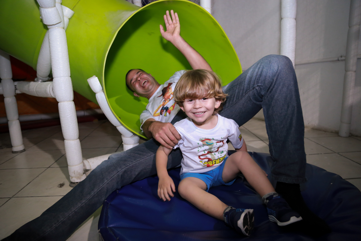 descida no túnel do brinquedão com o papai