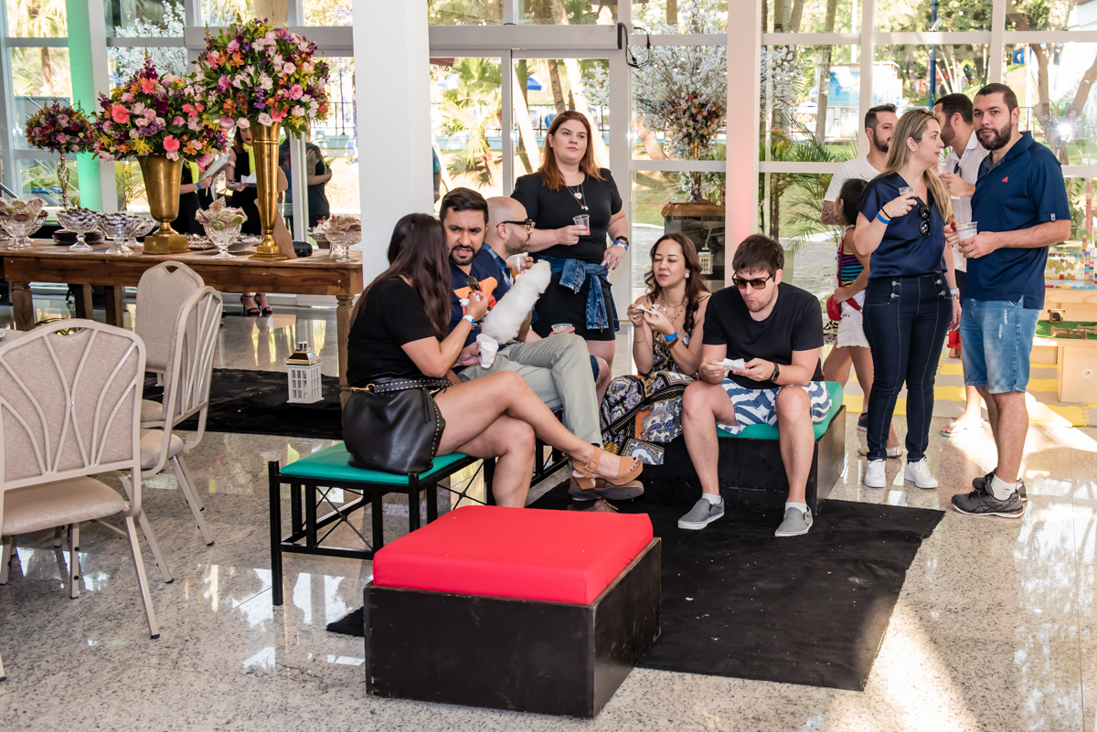 os amigos curtem o show