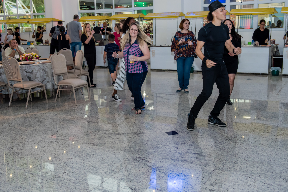 se divertindo e dançando muito