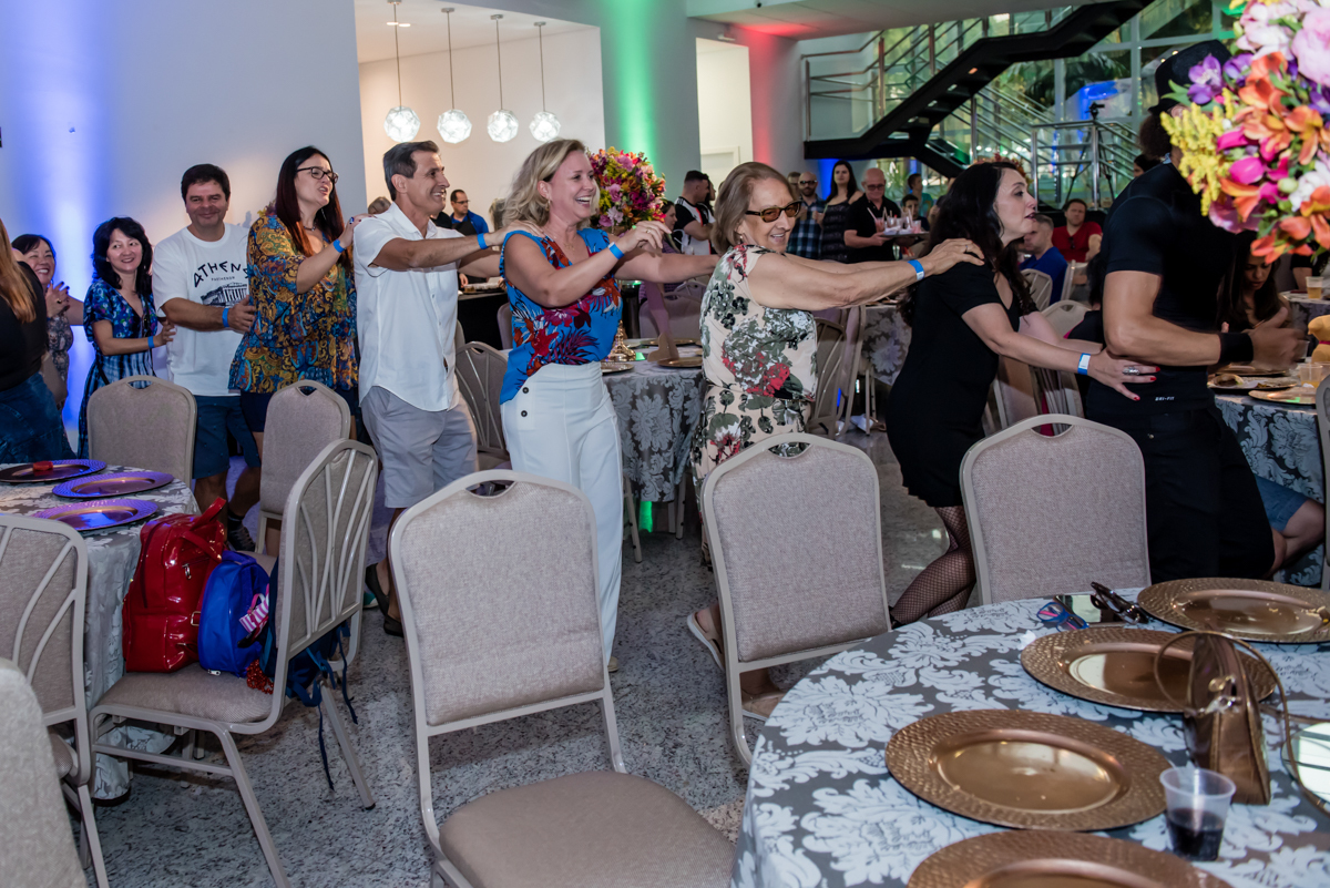 brincadeiras divertidas com oa adultos