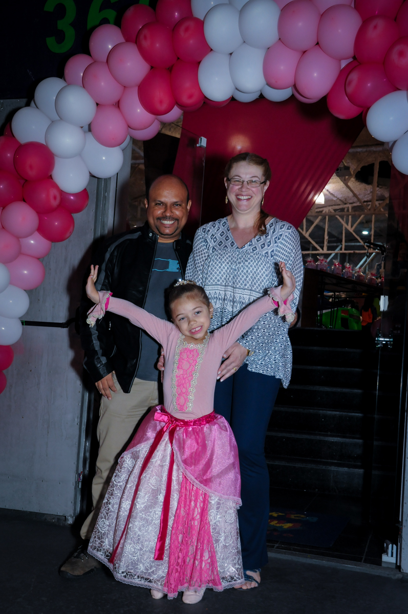 fotografia dos pais em baixo do arco de bexigas no Buffet Fábrica da Alegria, Unidade Osasco
